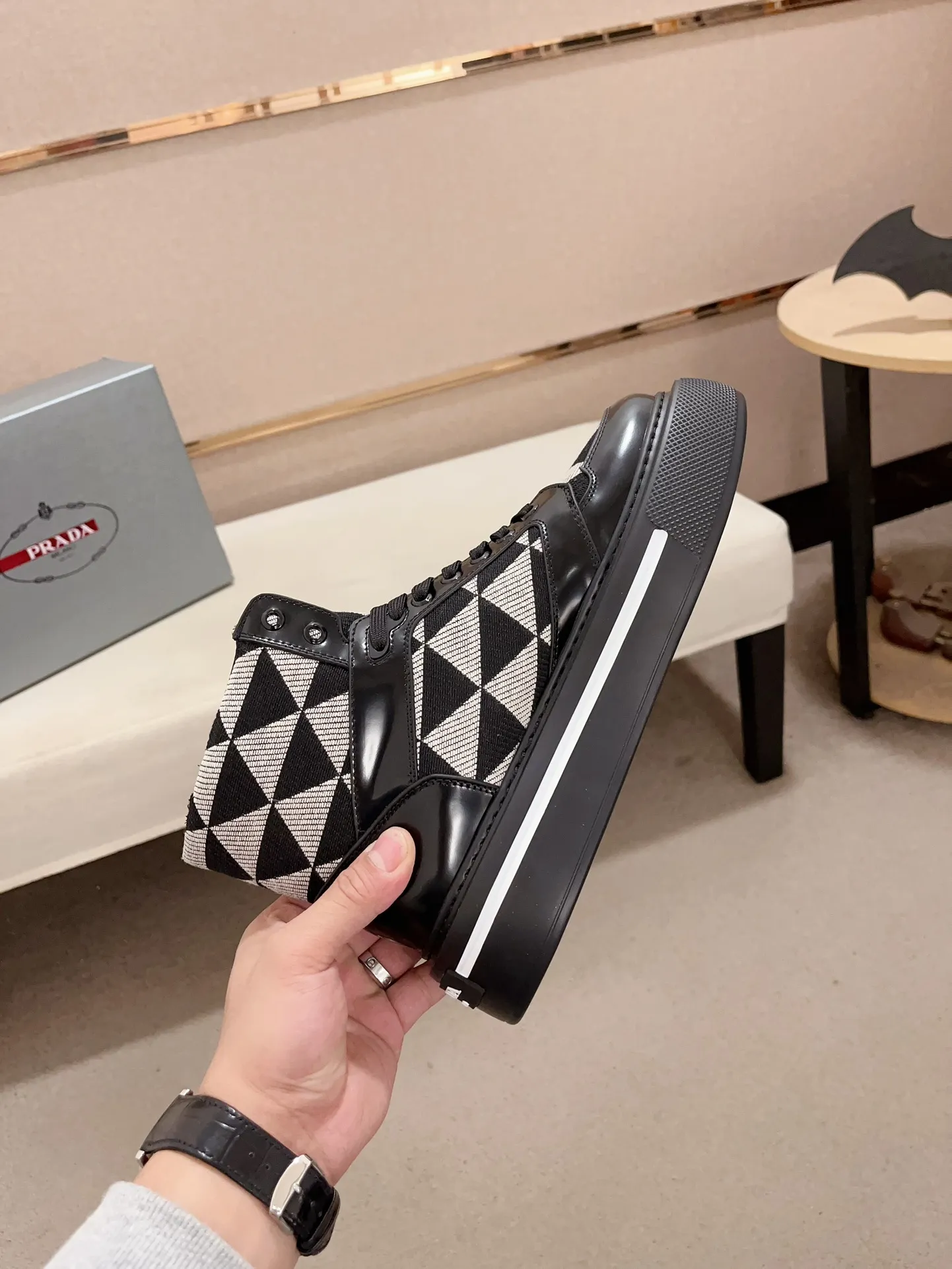 Men's shoes 💰 620💰 ✔️✔️✔️High-quality new PRADA counters are launched at the same time. The new men's shoes and 😘fabric are made of selected first-layer cowhide and triangle △ fabric. Lining: Full cowhide lining. 👍🏿 High-end ☄️ air-cushion molded anti-slip rubber outsole, exquisite lines, simple and elegant, comfortable and high-end for leisure travel. Code number: 38 to 44. 45 can be customized and cannot be returned or exchanged!